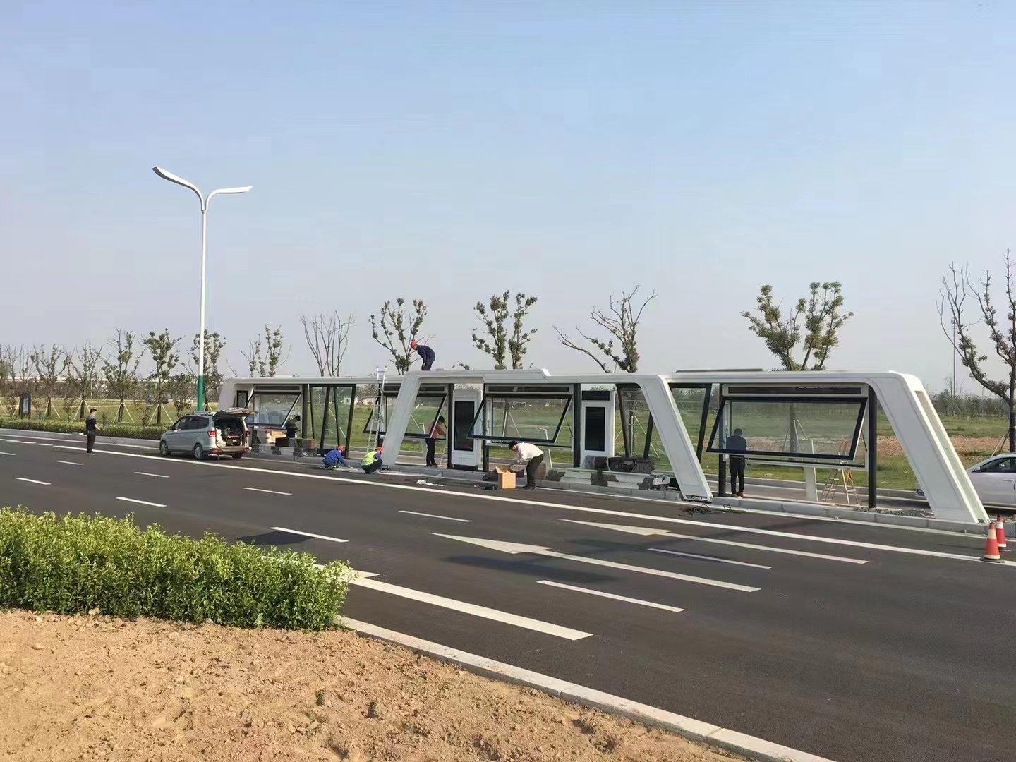 候车亭厂家采用防水材料对候车亭进行覆盖，以保证候车亭在台风来临时不被雨水侵袭