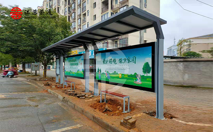 维护智能公交站台外观