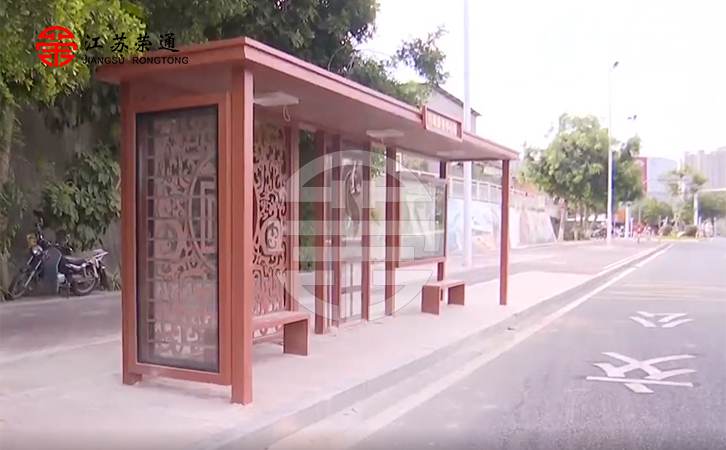 一批砖红色不锈钢公交站台亮相福建省石狮市